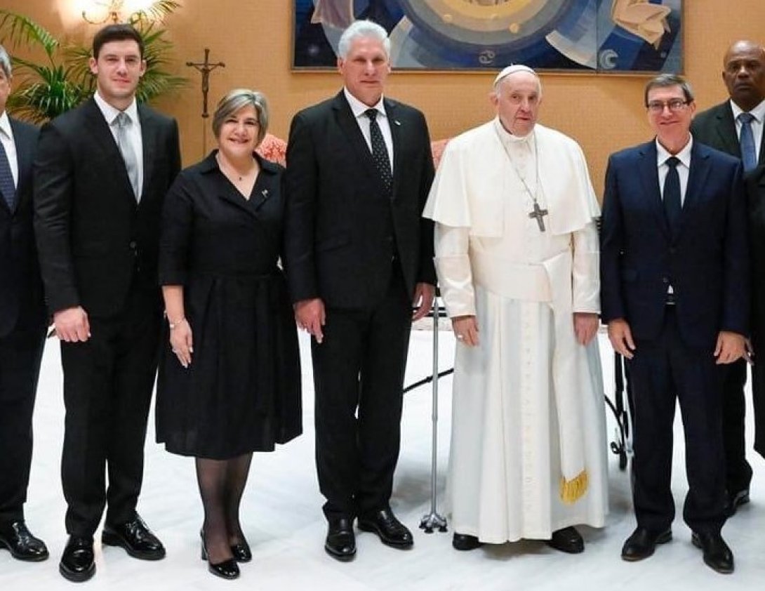 Manuel Anido junto a Lis Cuesta, Díaz-Canel, el papa Francisco y Bruno Rodríguez.