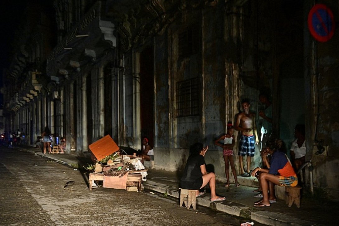 Cubanos en la calle durante el apagón.