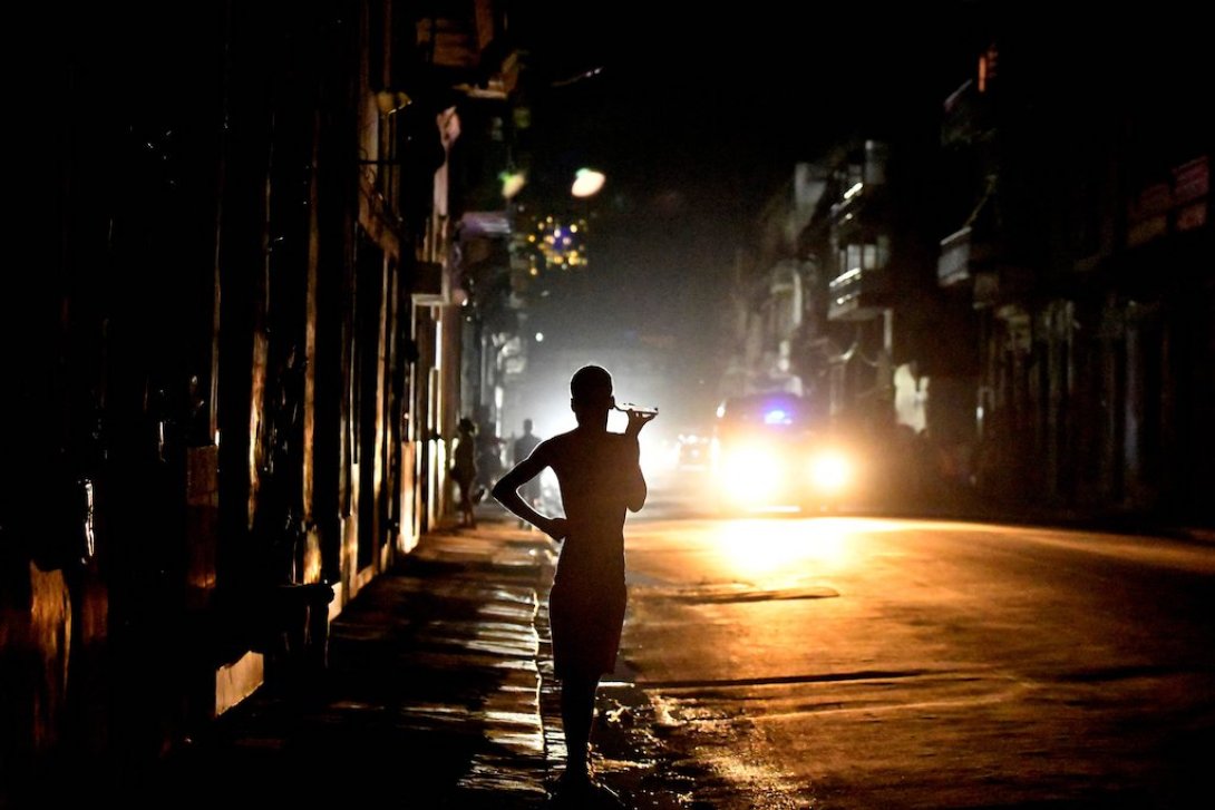 Un joven en la calle durante el apagón en Cuba.