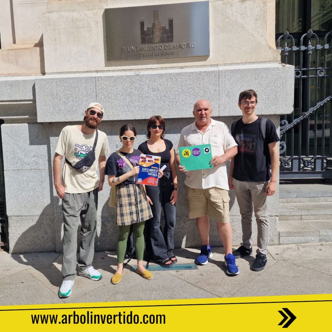 Miembros de Árbol Invertido y Alas Tensas en el Ayuntamiento de Madrid.