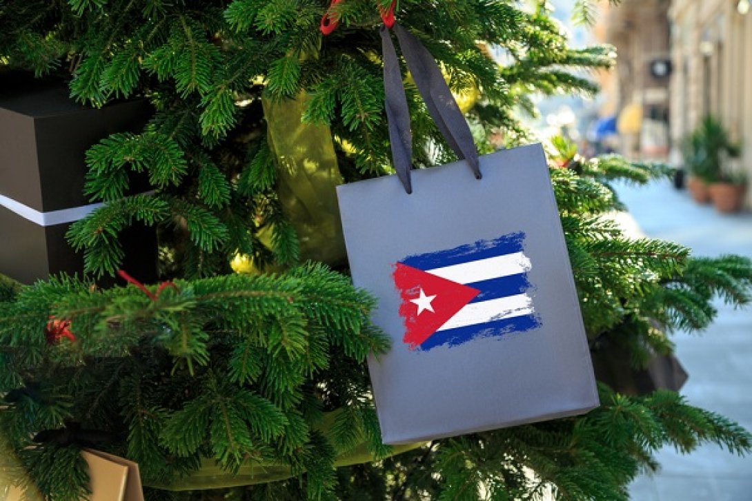 Arbolito de Navidad con la bandera de Cuba.