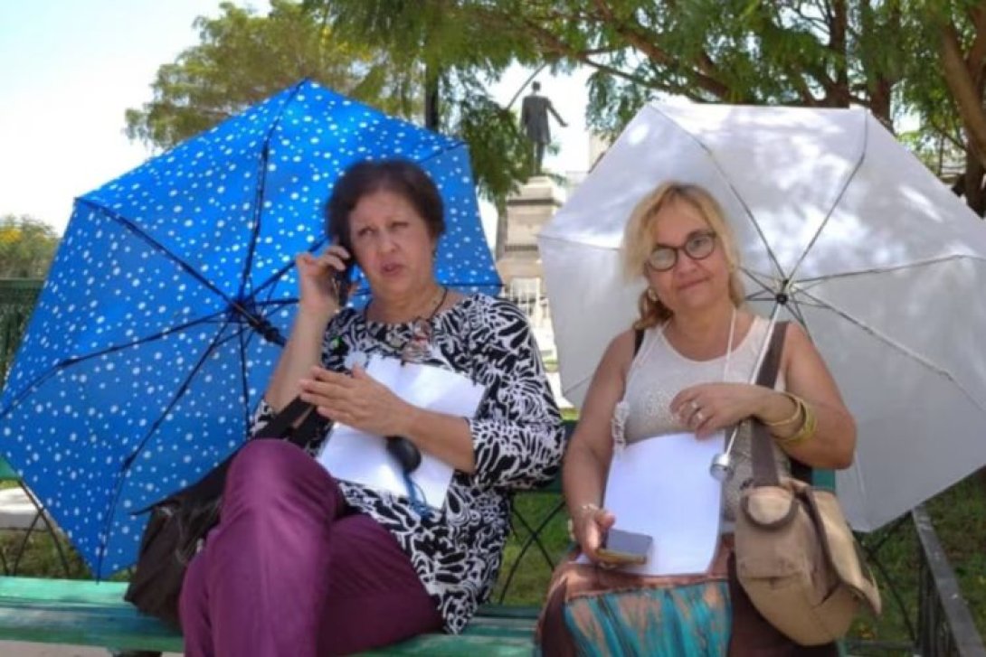 Alina Bárbara (izquierda) y Jenny Pantoja (derecha), académicas cubanas.