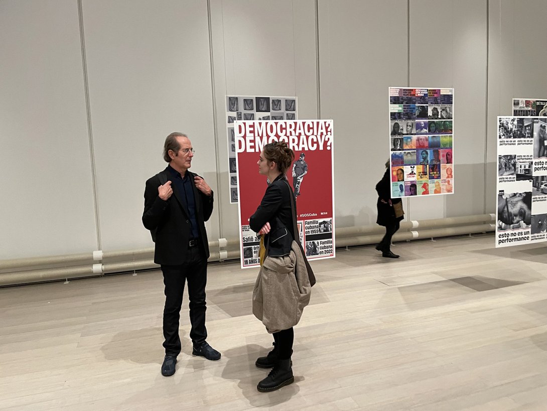 El historiador, profesor y crítico de arte Alexander Alberro conversa con la artista Camila R. Lobón durante la inauguración de "Sin Autorización: Contemporary Cuban Art", Wallach Art Gallery, Nueva York