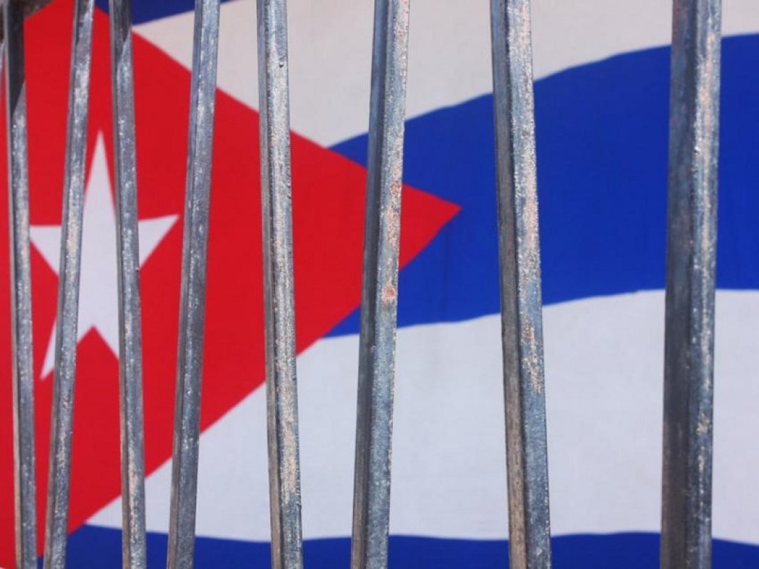 Bandera cubana entre rejas