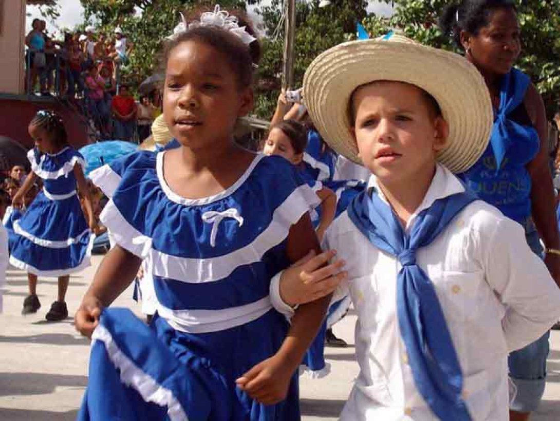 Niños campesinos del bando azul bailan
