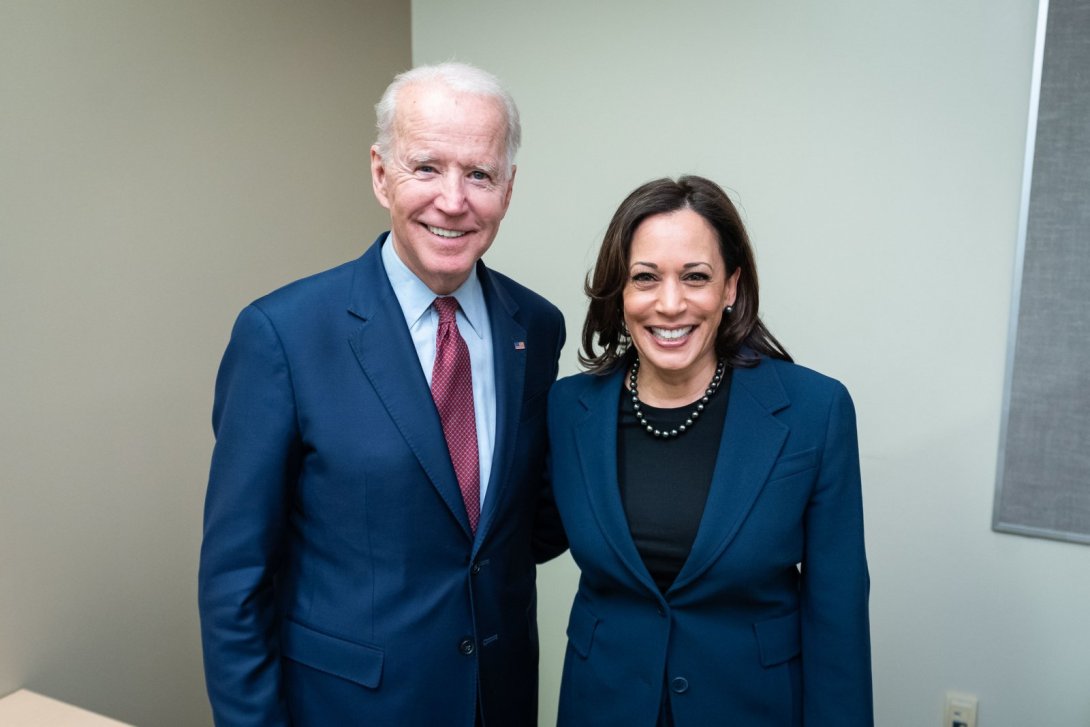 Kamala Harris junto a Joe Biden.