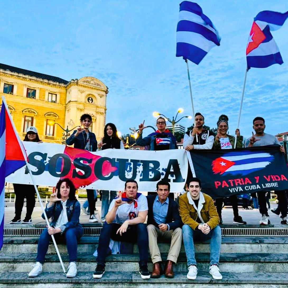 Manifestación de la Asociación Cubano Vasca Demokrazia Kubarentzat en apoyo al 17M, en Bilbao, País Vasco.