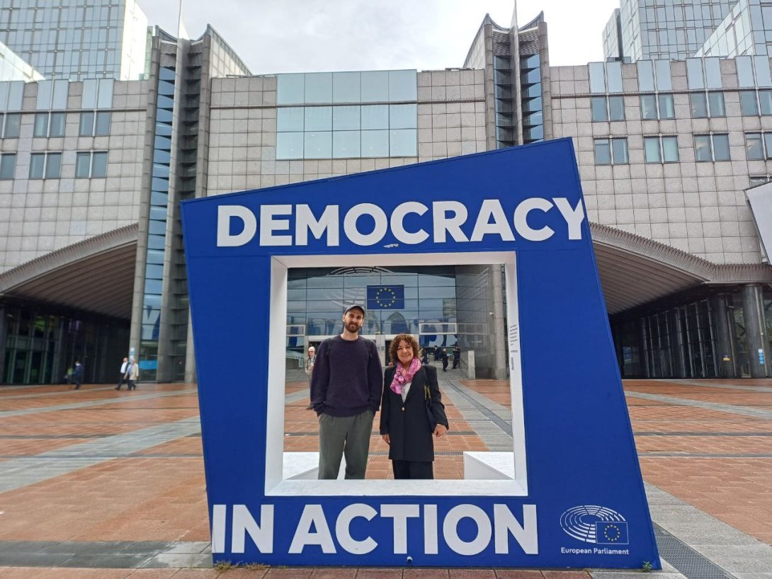 Mario Luis Reyes e Ileana Álvarez en Bruselas, sede del Parlamento Europeo.