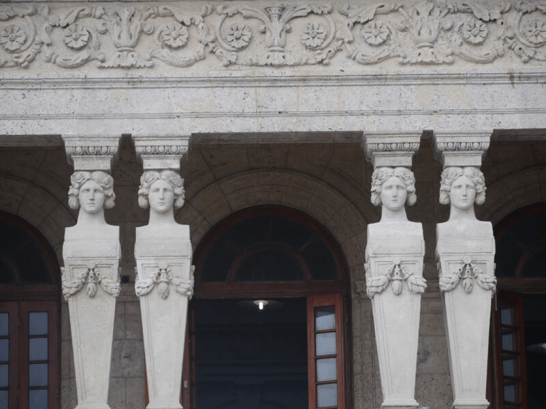 Cariátides: columnas con formas femeninas restauradas en el Centro Hispanoamericano de Cultura, La Habana. 