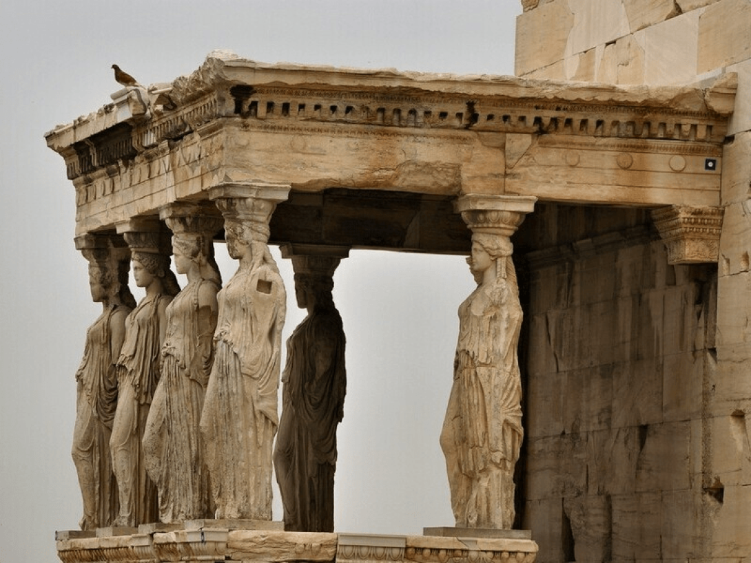 Cariátides: columnas con formas femeninas sostienen un templo antiguo griego.