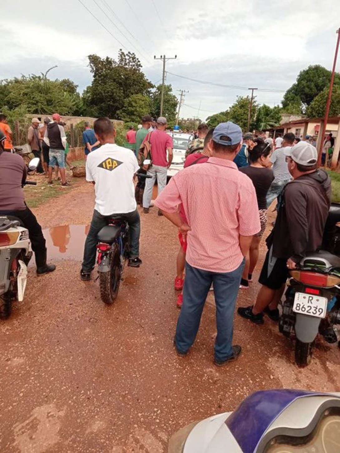 Vecinos de Ceballos en el lugar del crimen.