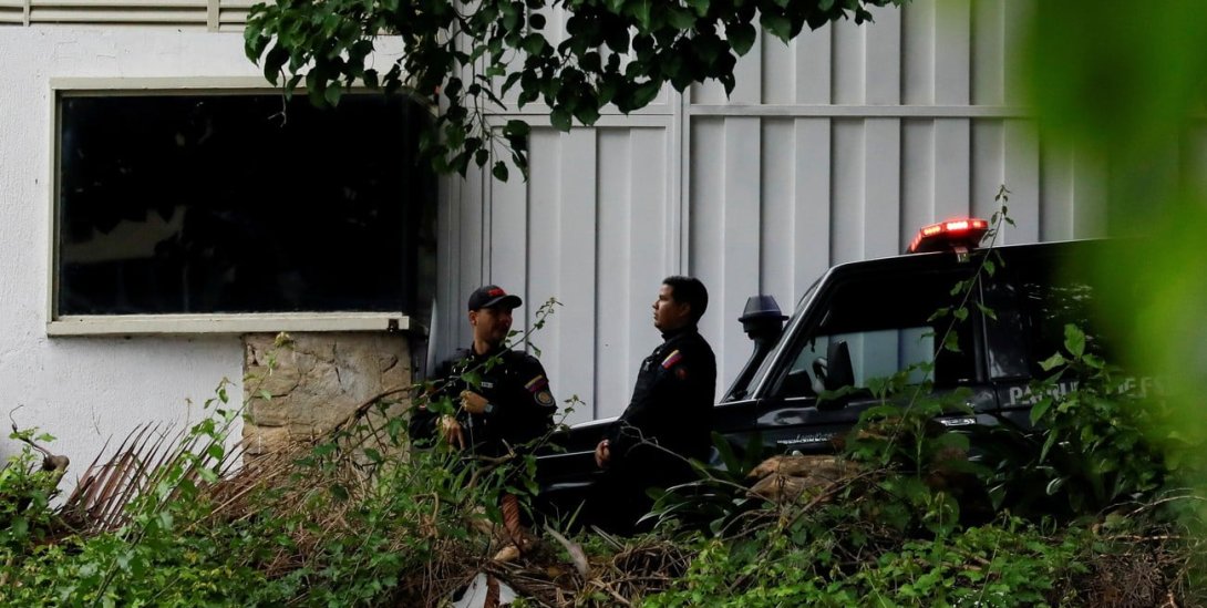 Cerco policial a la Embajada de Argentina en Caracas.