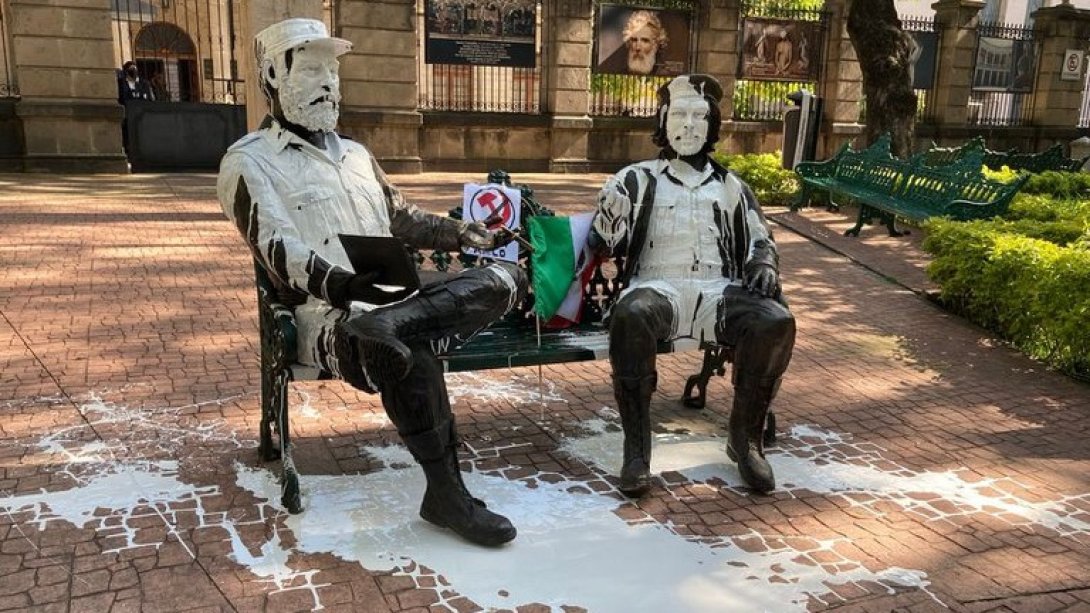 Estatuas de Fidel y el Che en México, después de ser vandalizadas.