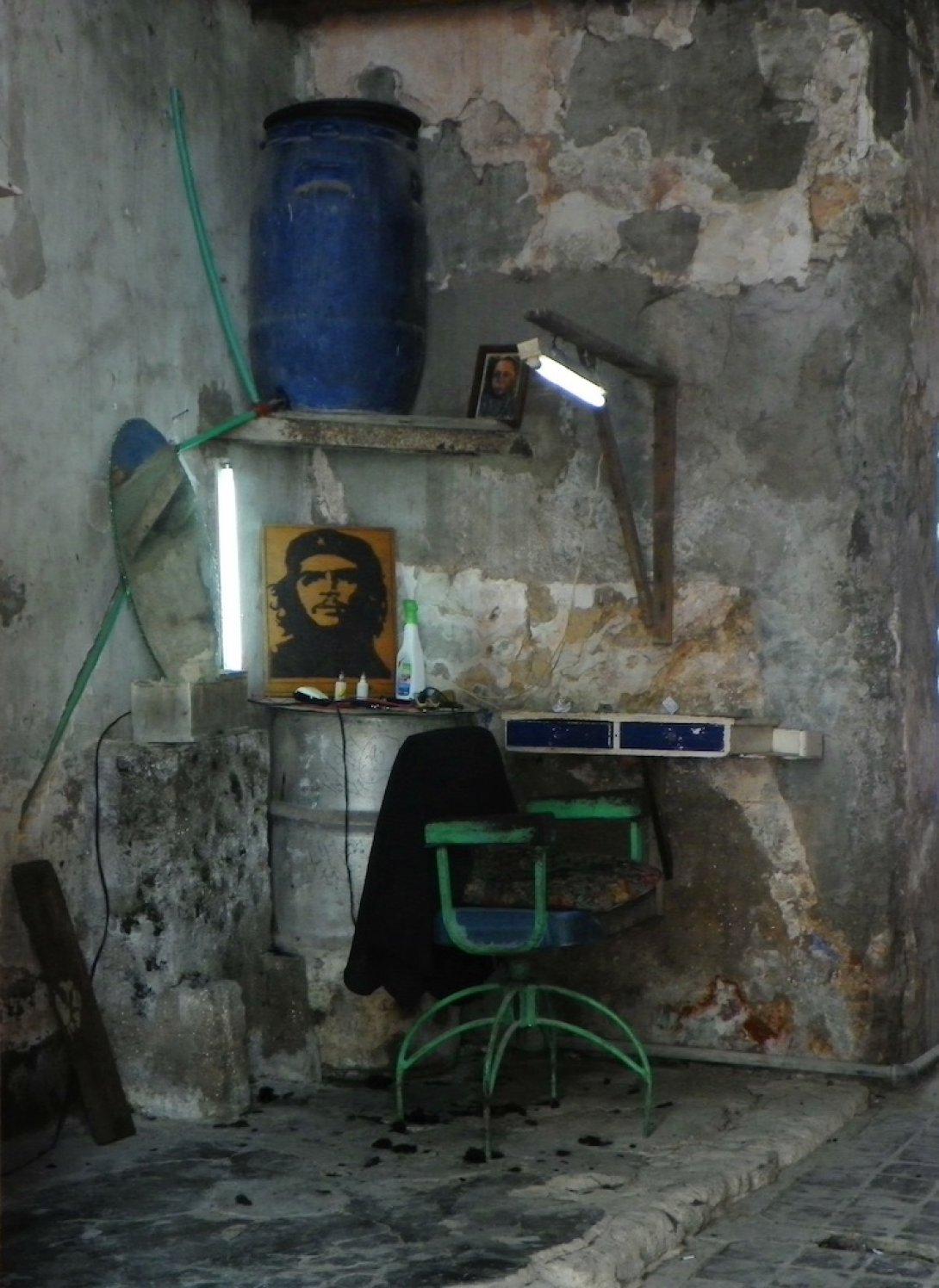 Imagen del Che Guevara en una barbería en ruinas.