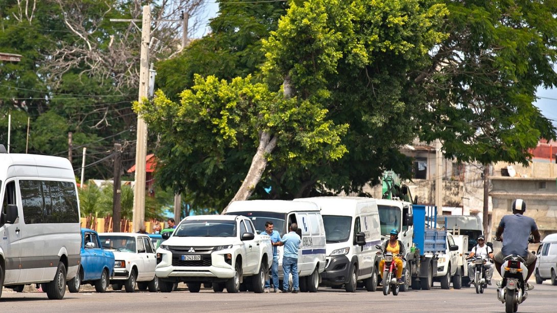Extensa fila en Cuba para abastecerse de combustible. 