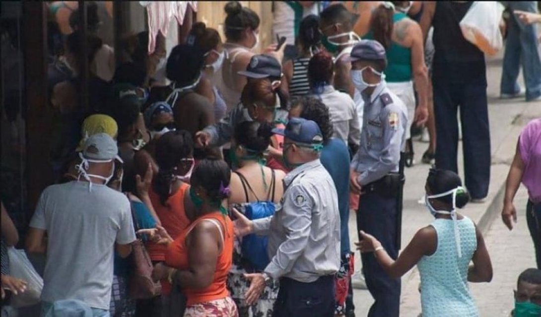 Policía cubano controlando las colas.