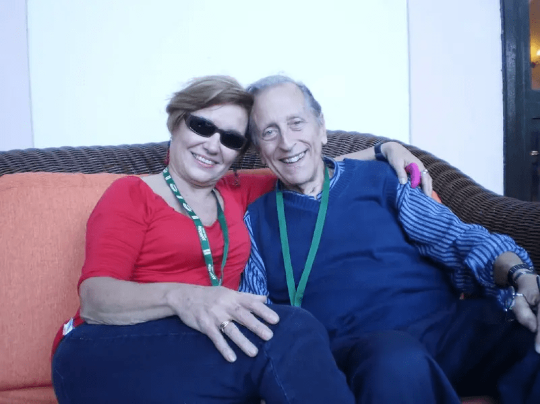 Diana Fernández y Enrique Pineda Barnet: dos personas abrazadas sonríen.