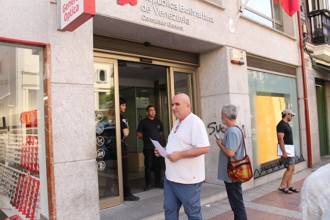 Los escritores cubanos Francis Sánchez y Rafael Vilches en la entrada del Consulado de Venezuela.