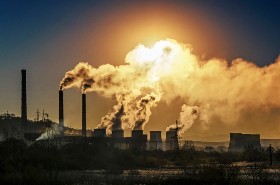 Fábricas emiten gases de efecto invernadero.