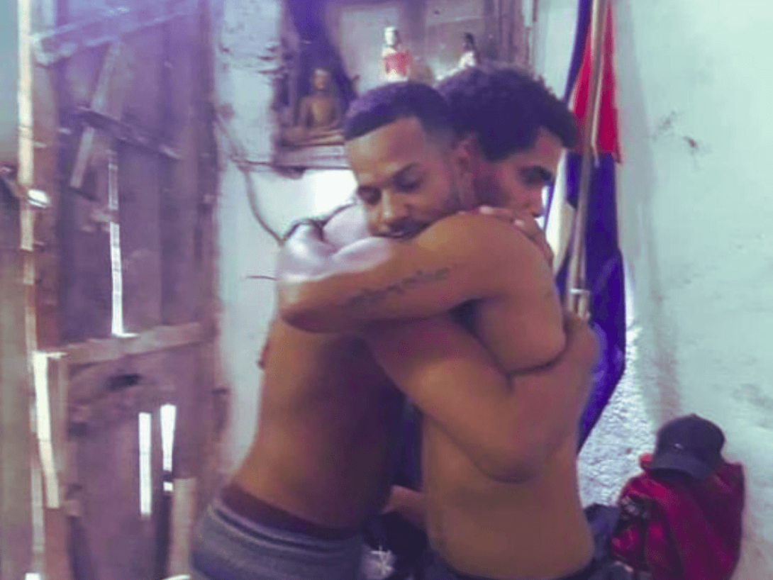 Luis Manuel Otero y Maykel Castillo abrazándose.