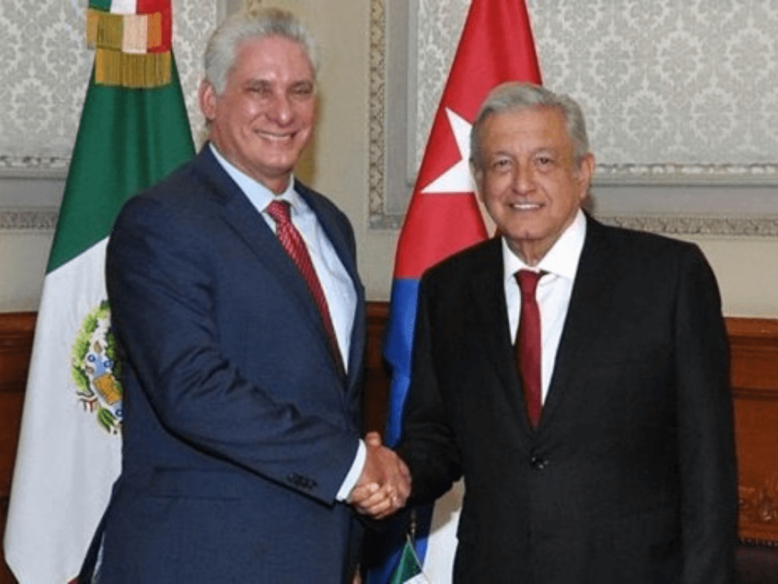 Presidente de México, López Obrador junto al de Cuba, Díaz Canel se dan la mano.