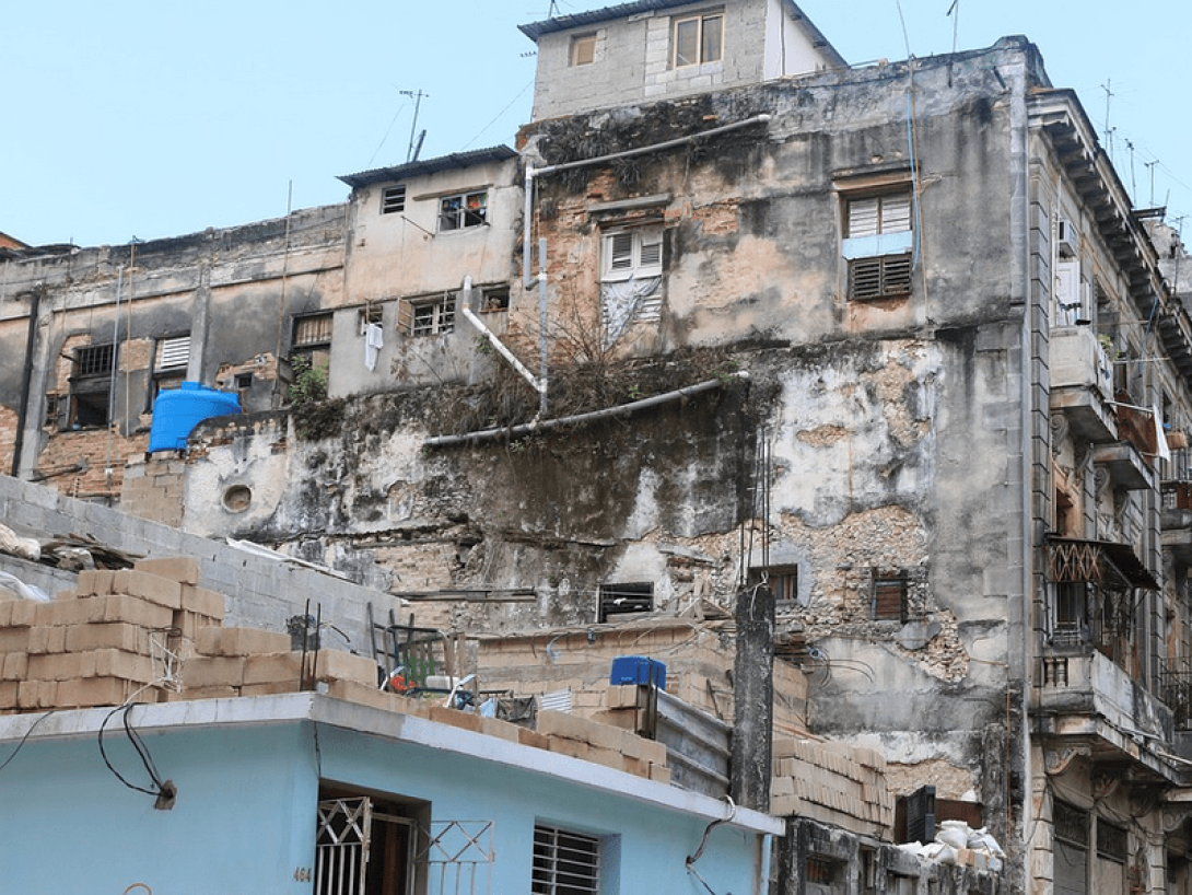 Edificios de viviendas en ruinas en Cuba.