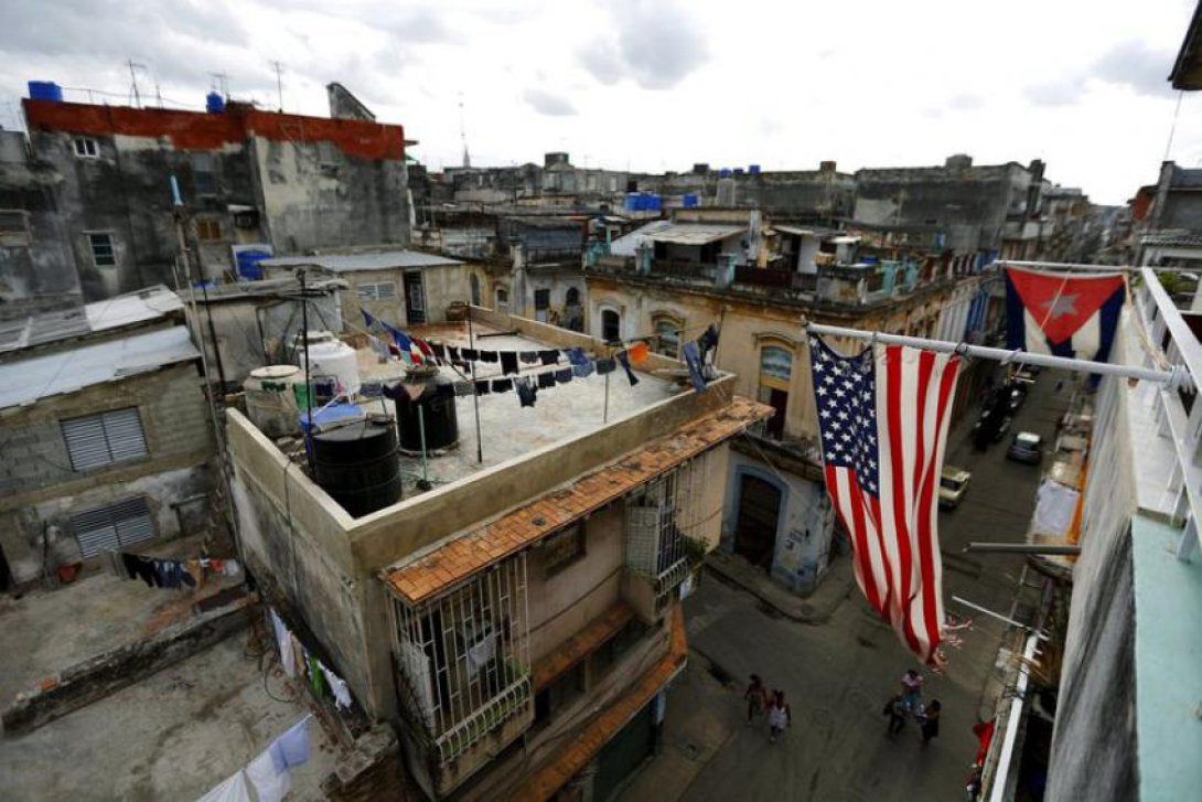 Banderas cubana y norteamericana. Foto: Iván Alvarado/Reuters