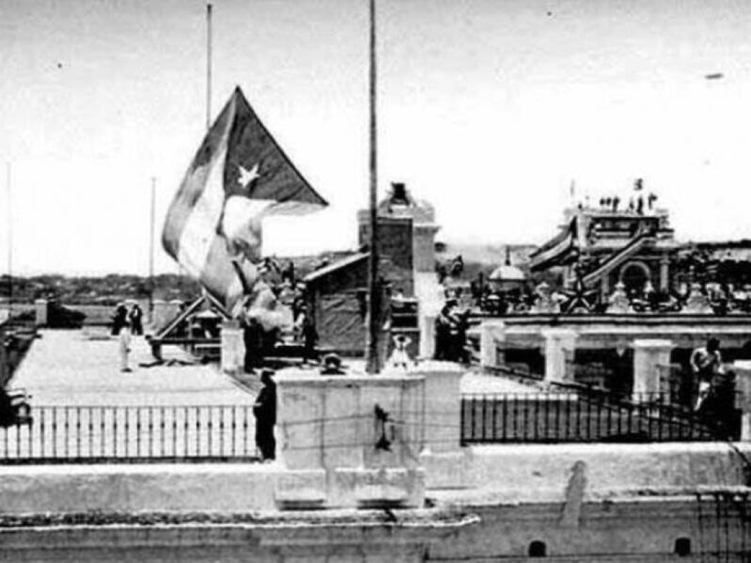 Foto antigua muestra el momento cuando izaran la bandera cubana durante la constitución de la República en 1902.