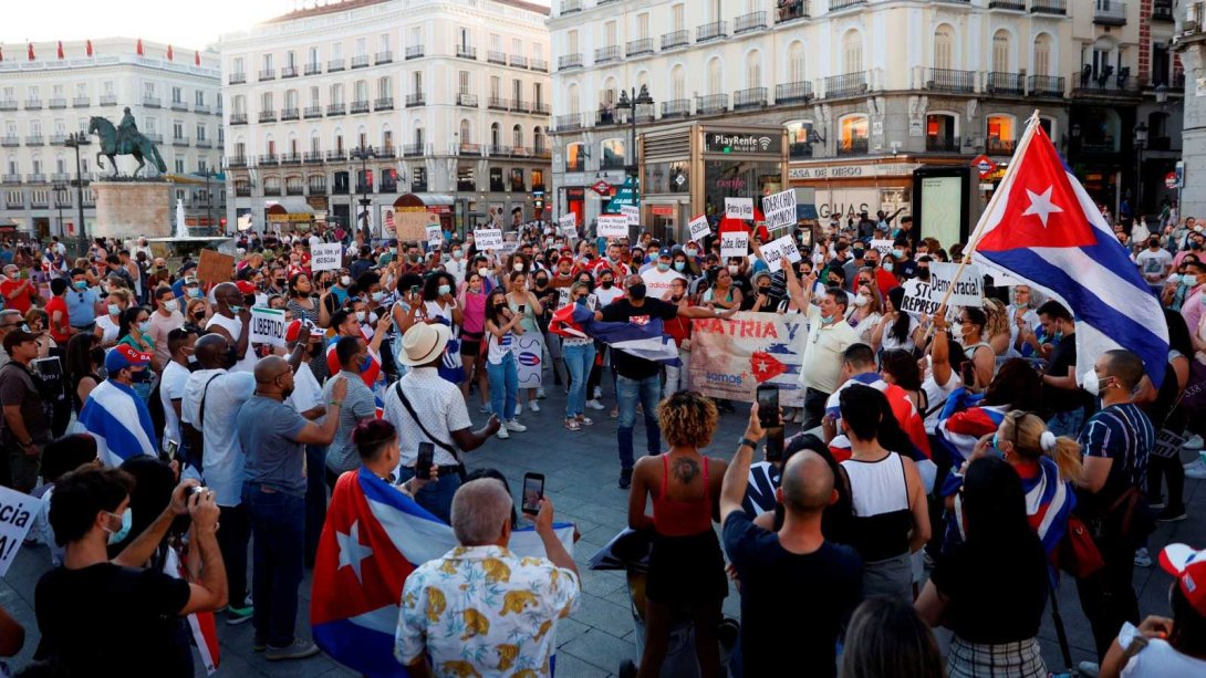 Cubanos en la plaza de Puerta del Sol.