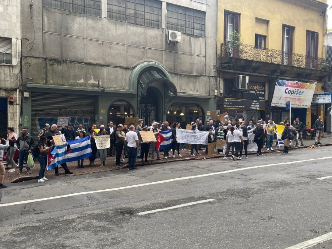 Cubanos se maniiestan en Uruguay