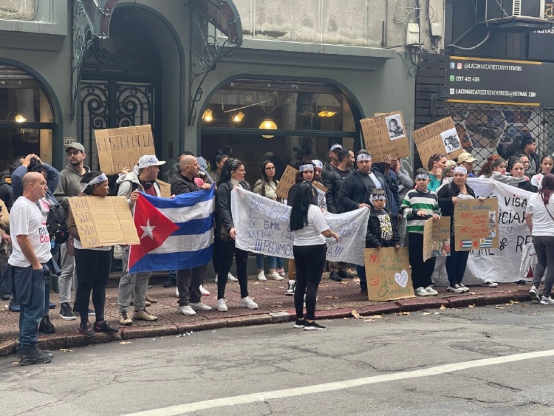 Cubanos se manifiestan en Uruguay.