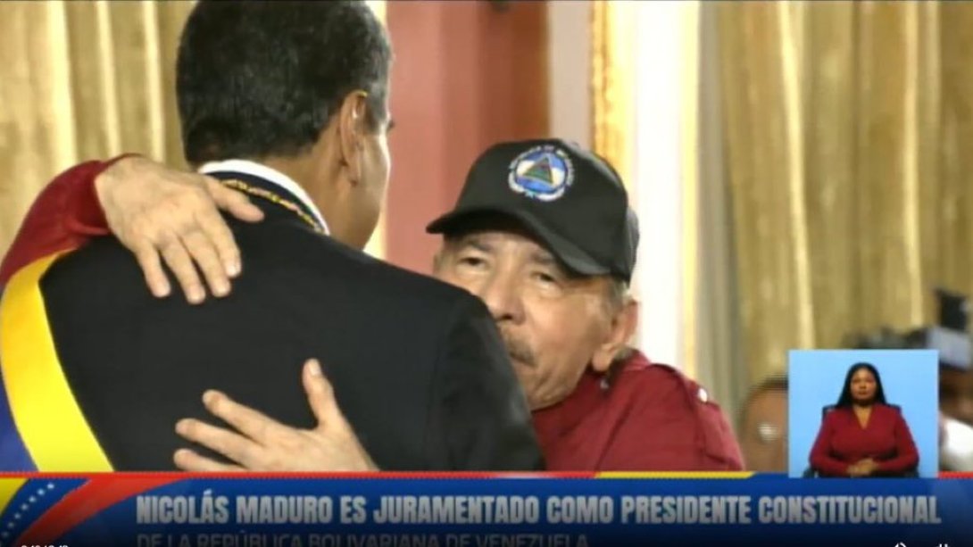 Daniel Ortega abraza a Nicolás Maduro.