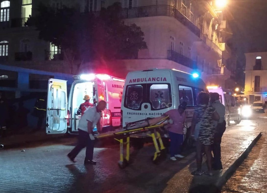 Profesionales sanitarios atienden a los heridos tras el derrumbe de un edificio en La Habana Vieja.