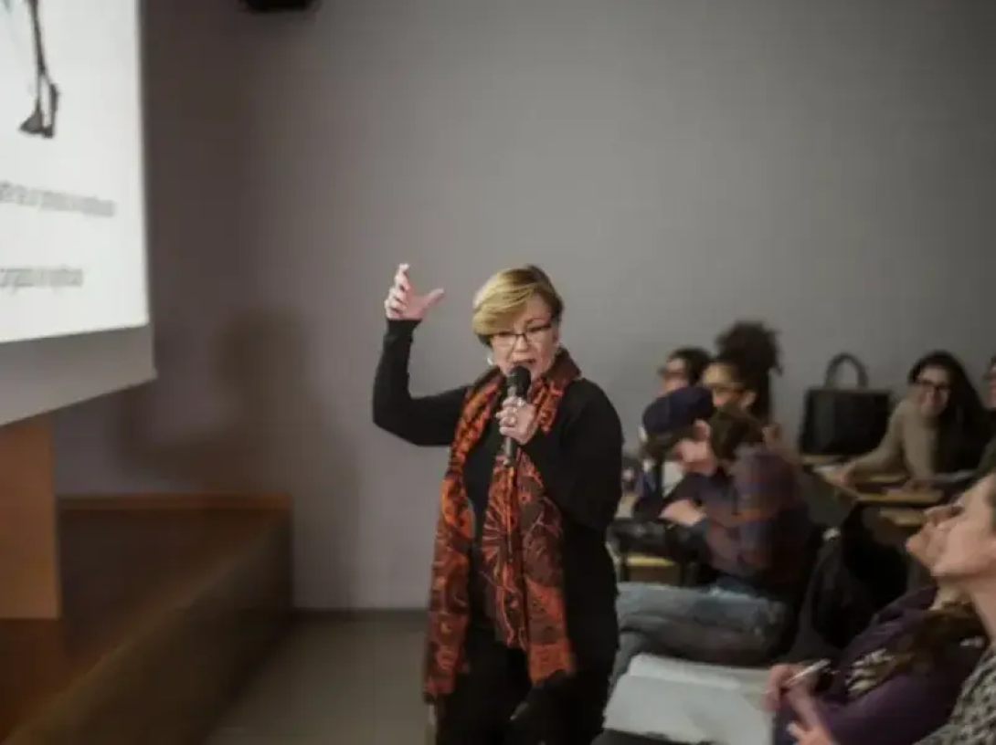Retrato de Diana Fernández mientras imparte una conferencia en la Escuela Superior de diseño de Valencia.