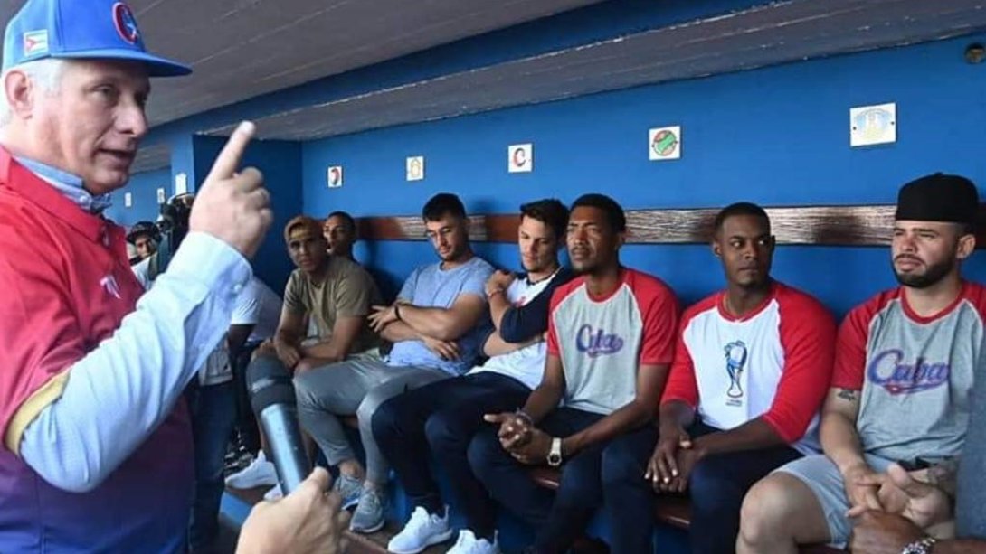 Díaz-Canel en febrero aleccionando a la preselección al Clásico. 