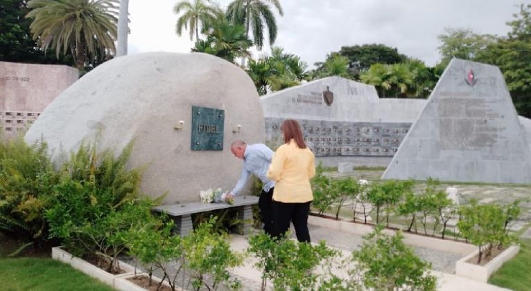 Cabello honrando la tumba de Fidel junto a otra mujer.