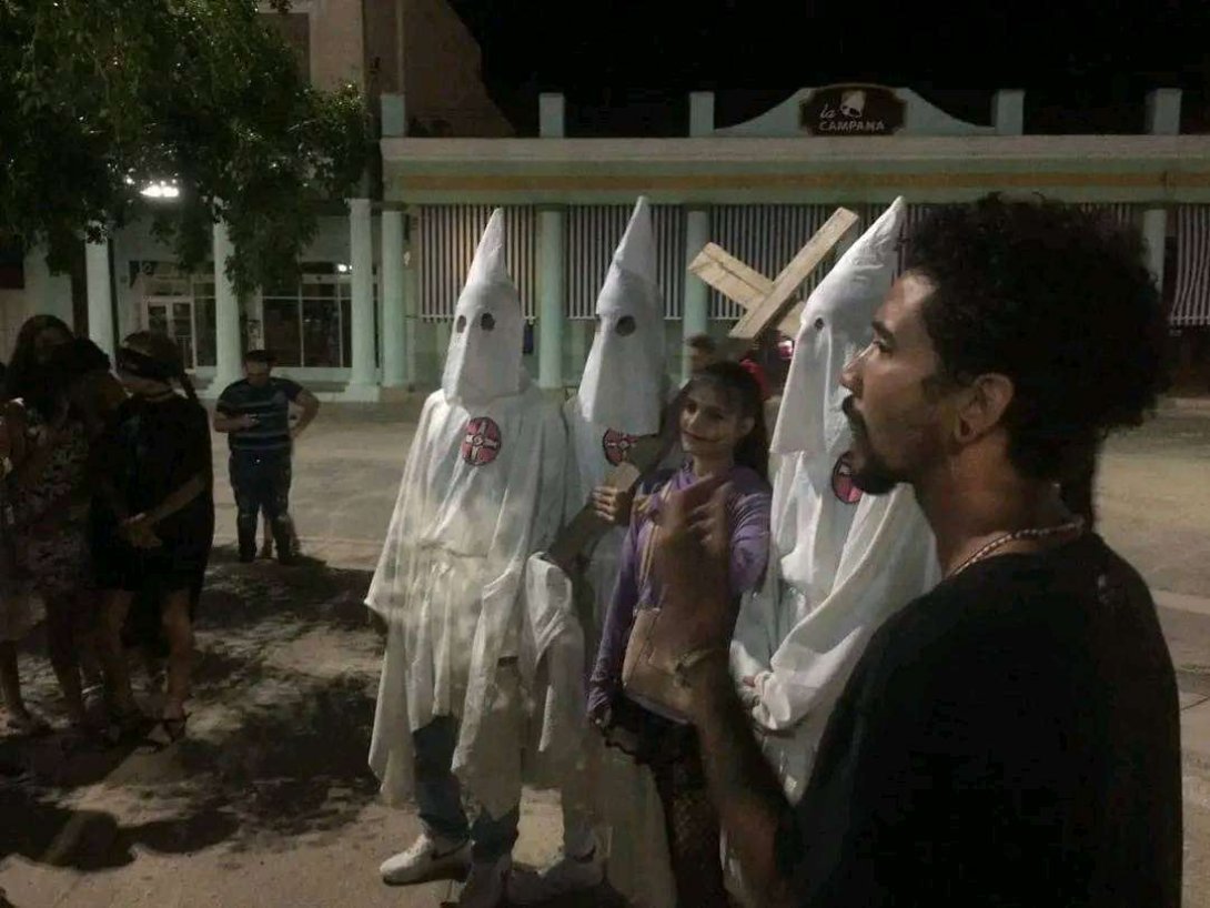 Cubanos disfrazados del Ku Klux Klan en una celebración de Halloween.