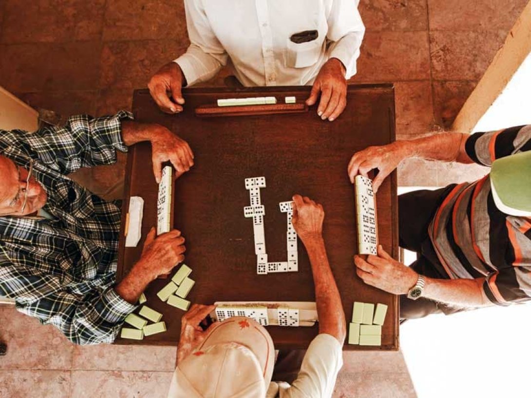 Jugadores de dominó.