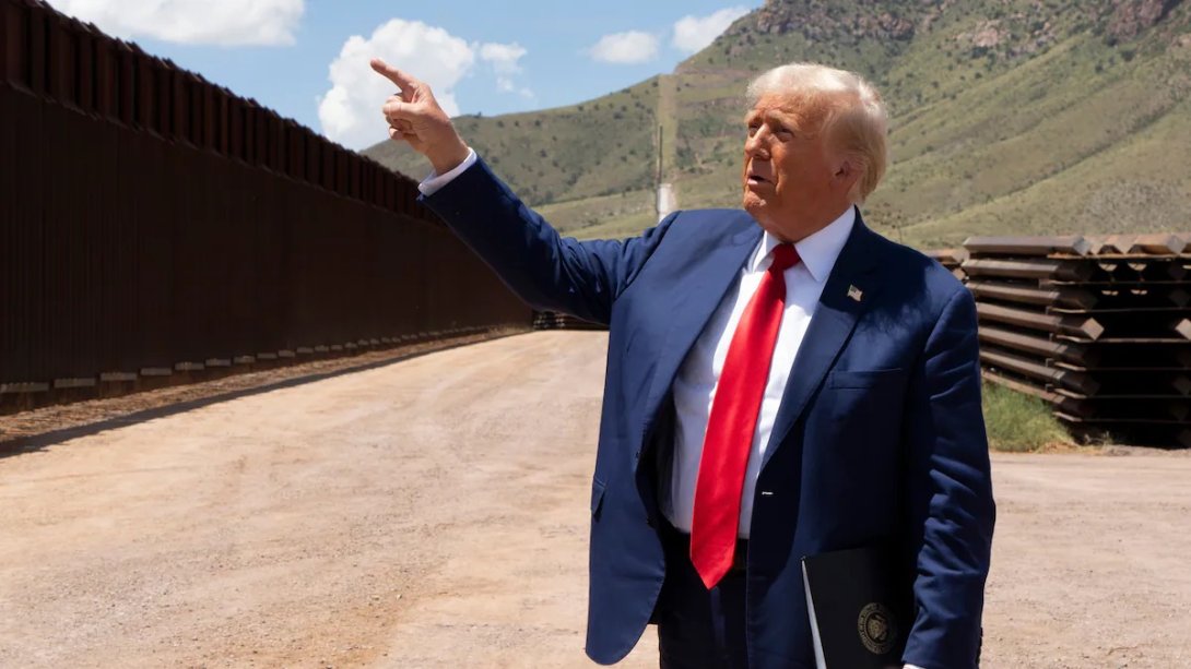 Donald Trump en la frontera con México.