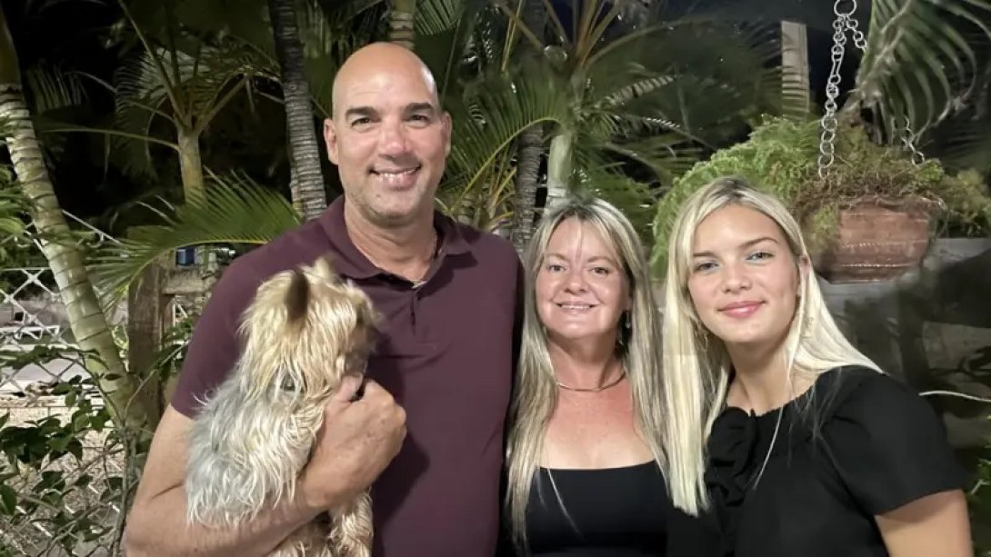 Elian López con su esposa y su hija.