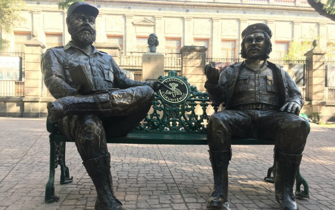 Estatuas de Fidel y el Che en México.