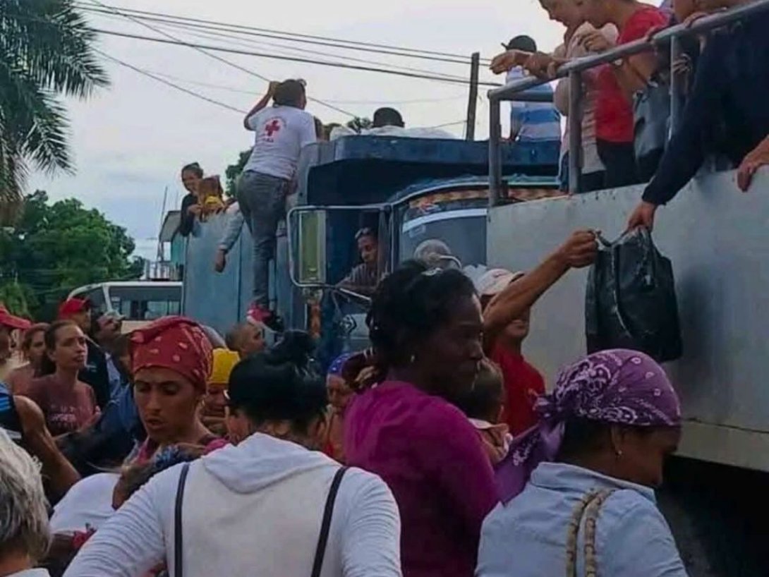 Evacuación masiva en Santiago de Cuba ante el paso inminente del huracán Melissa (2025). Foto de Facebook.