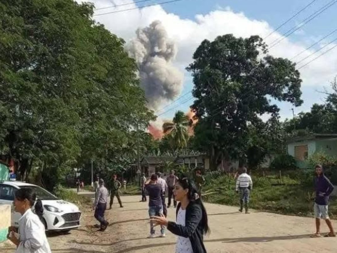 Humo de las explosiones en base militar de Holguín.