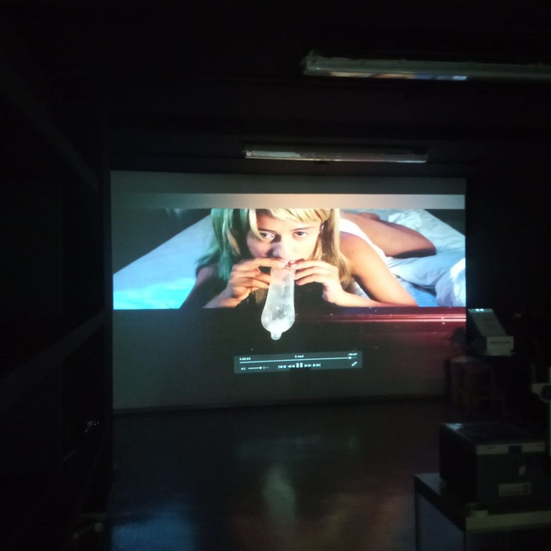 Un video arte en la exposición "Nosotras", inaugurada el 12 de septiembre de 2023 en Madrid
