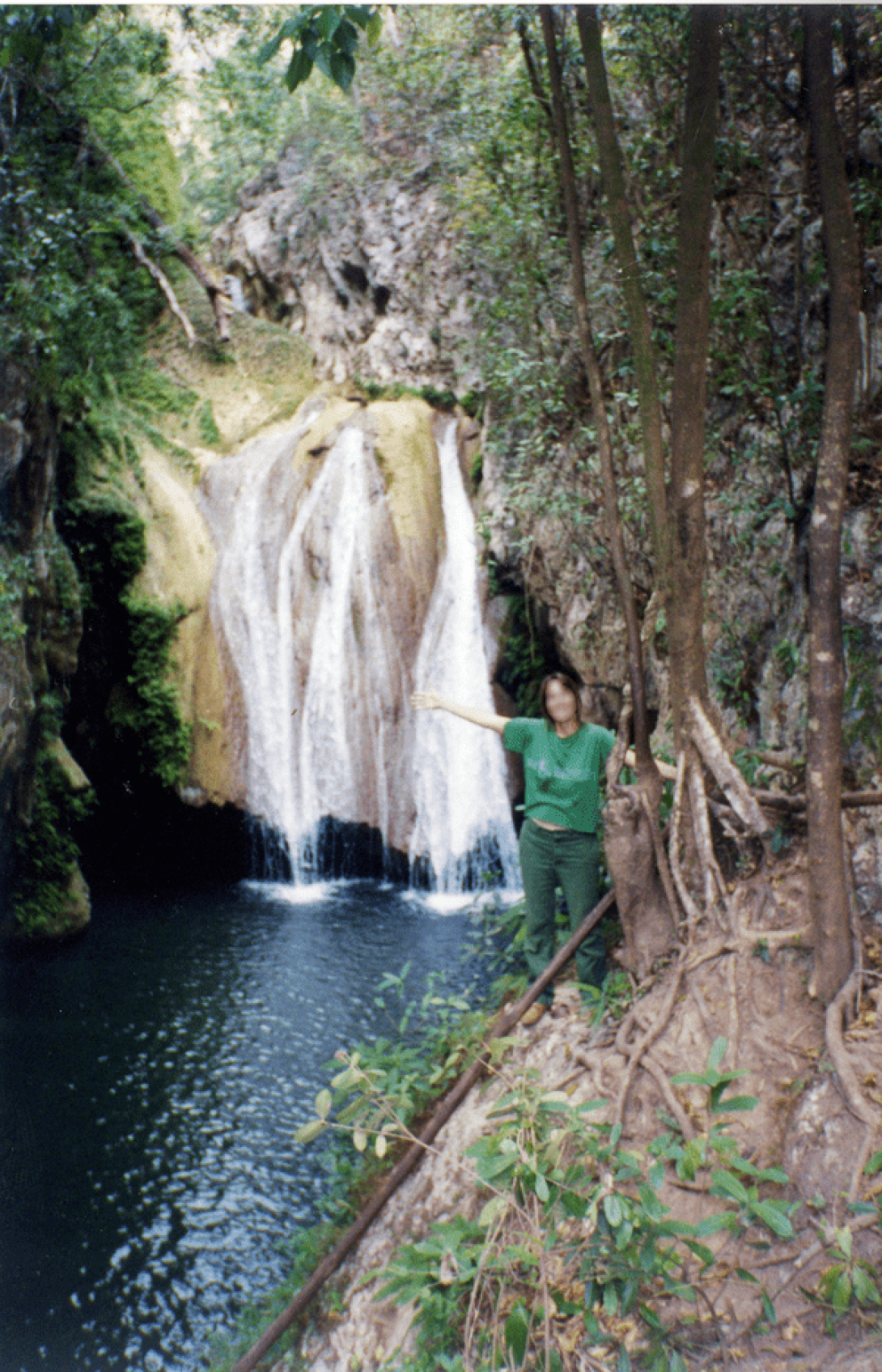Svetlana posando con el Salto de agua de Javira detrás.