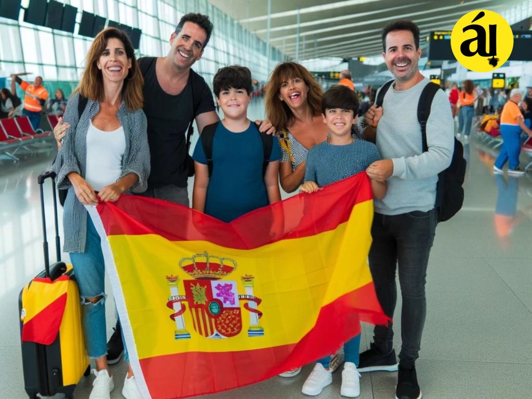 Familia de españoles emigrantes que regresan con bandera española en aeropuerto