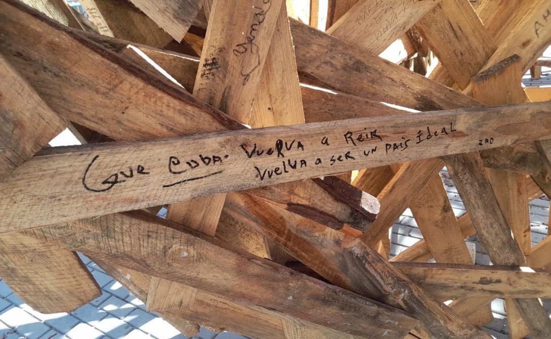 Frases escritas en la obra "Nube de Madera".