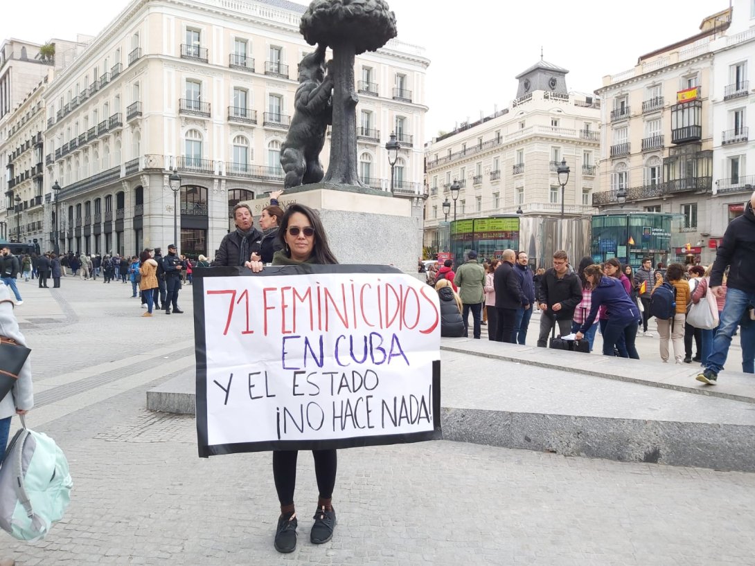 La periodista cubana Luz Escobar durante la protesta en la Puerta del Sol.
