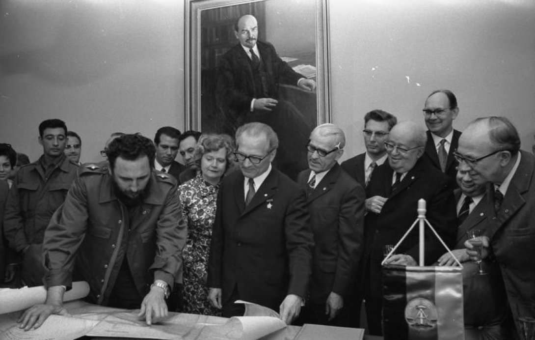 Fidel Castro durante la firma del convenio con el presidente de la RDA Erich Honecker.