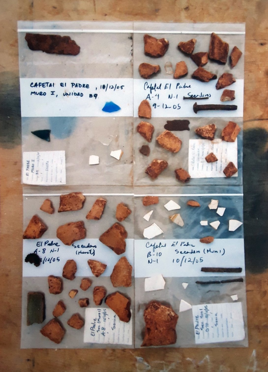 Muestrario de fragmentos cerámicos y otros objetos encontrados en el barracón.